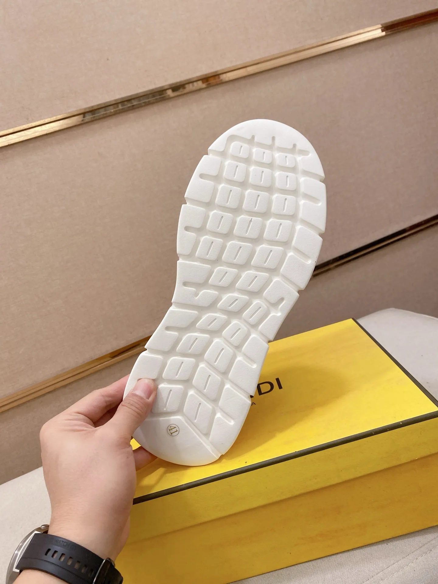 Factory price 400💰 (fendi) New style 👊🏻 upper 🇮🇹 imported cowhide fabric 🇩🇪 lining imported sheepskin lining. The original outsole is molded to highlight the identity of every man, and the upper foot is elegant and stable🚶🏻🚶🏻The high-end custom counters reproduce the original version📯No matter the wind or rain, the shoe last remains unchanged and can withstand the verification of time🔍️,🔵 Size: 38-44